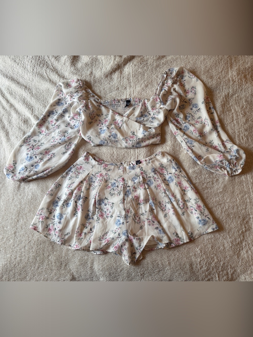 Windsor Floral White Two-Piece Shorts Set - Size Medium (runs large)